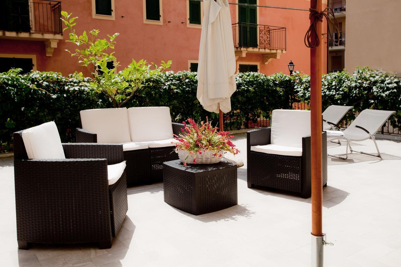 Hotel Lydia Alassio Bagian luar foto