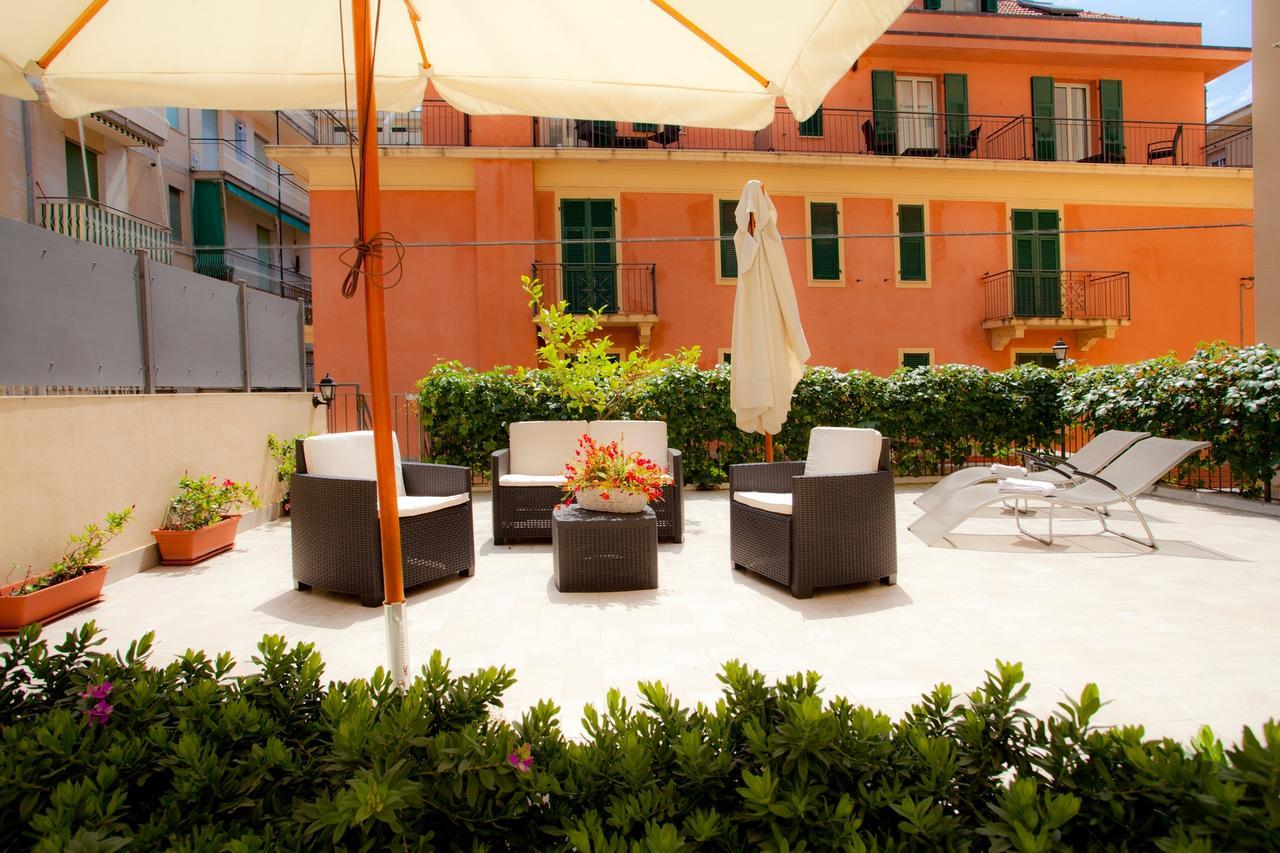 Hotel Lydia Alassio Bagian luar foto