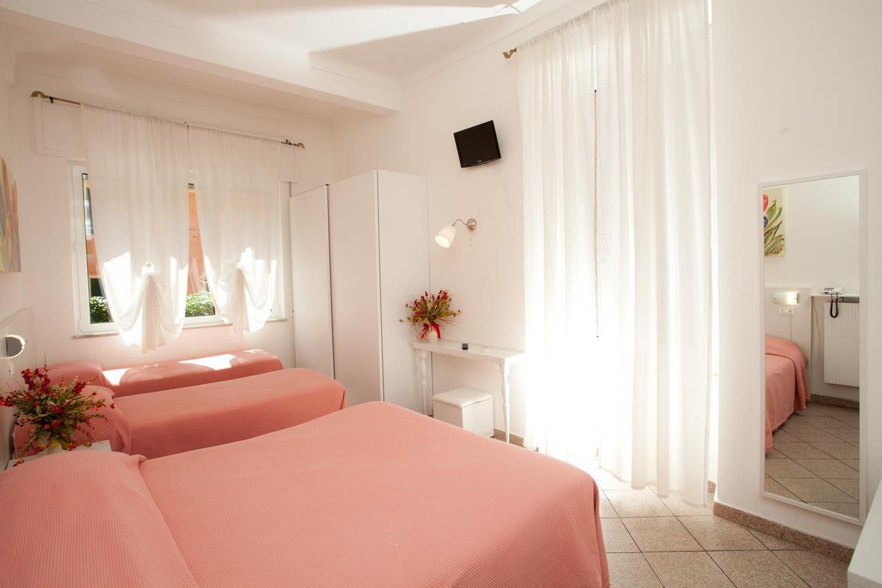 Hotel Lydia Alassio Bagian luar foto